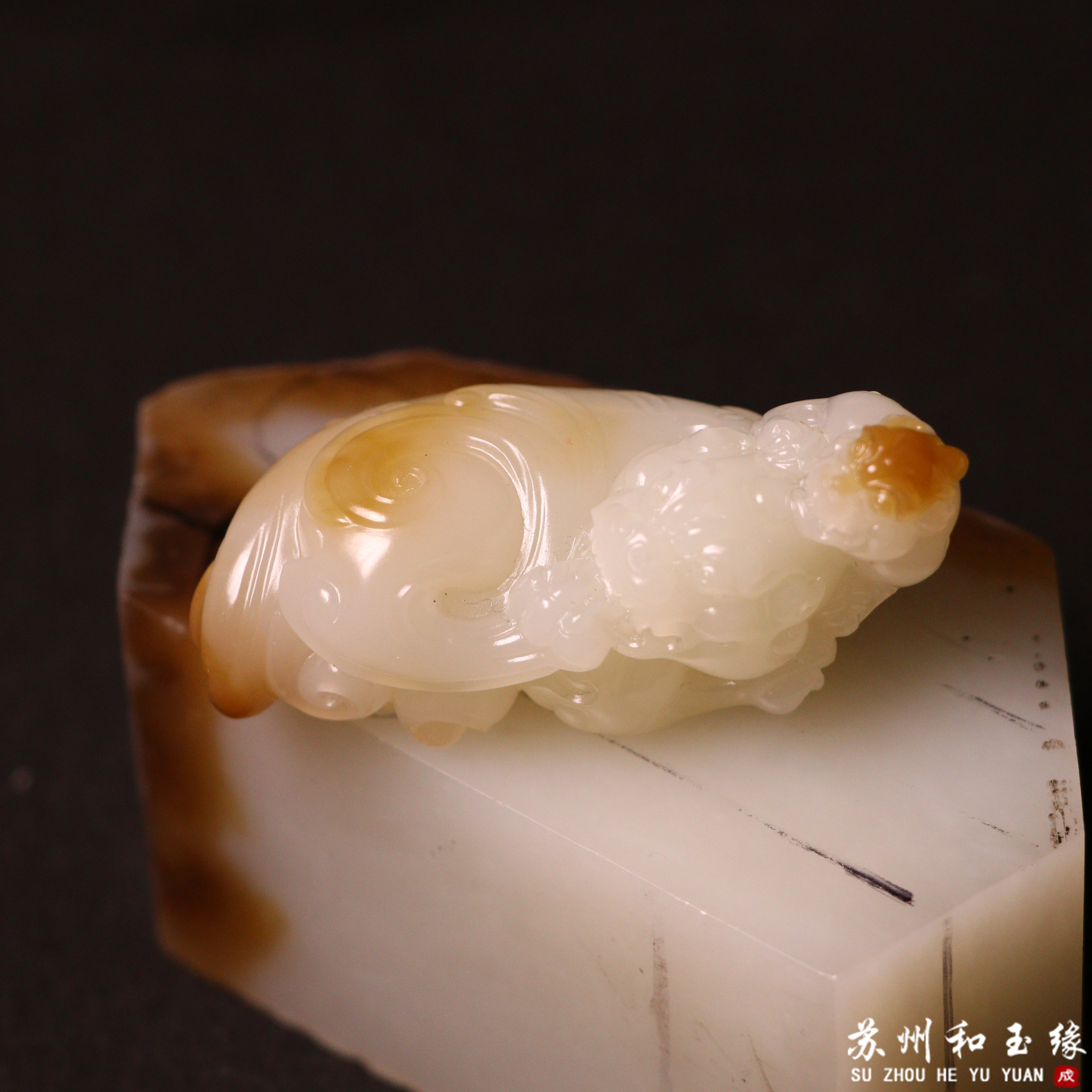 苏州和玉缘67.8克新疆和田玉且末金山糖白母子兽玉石挂件苏工工艺