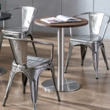 Стол переговоров о ненормальном роскошном кафе из нержавеющей стали.