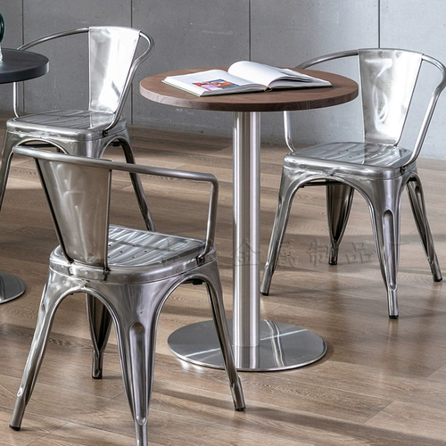 Стол переговоров о ненормальном роскошном кафе из нержавеющей стали.