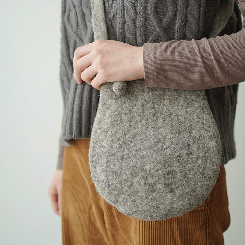 纯色日式极简主义斜挎包