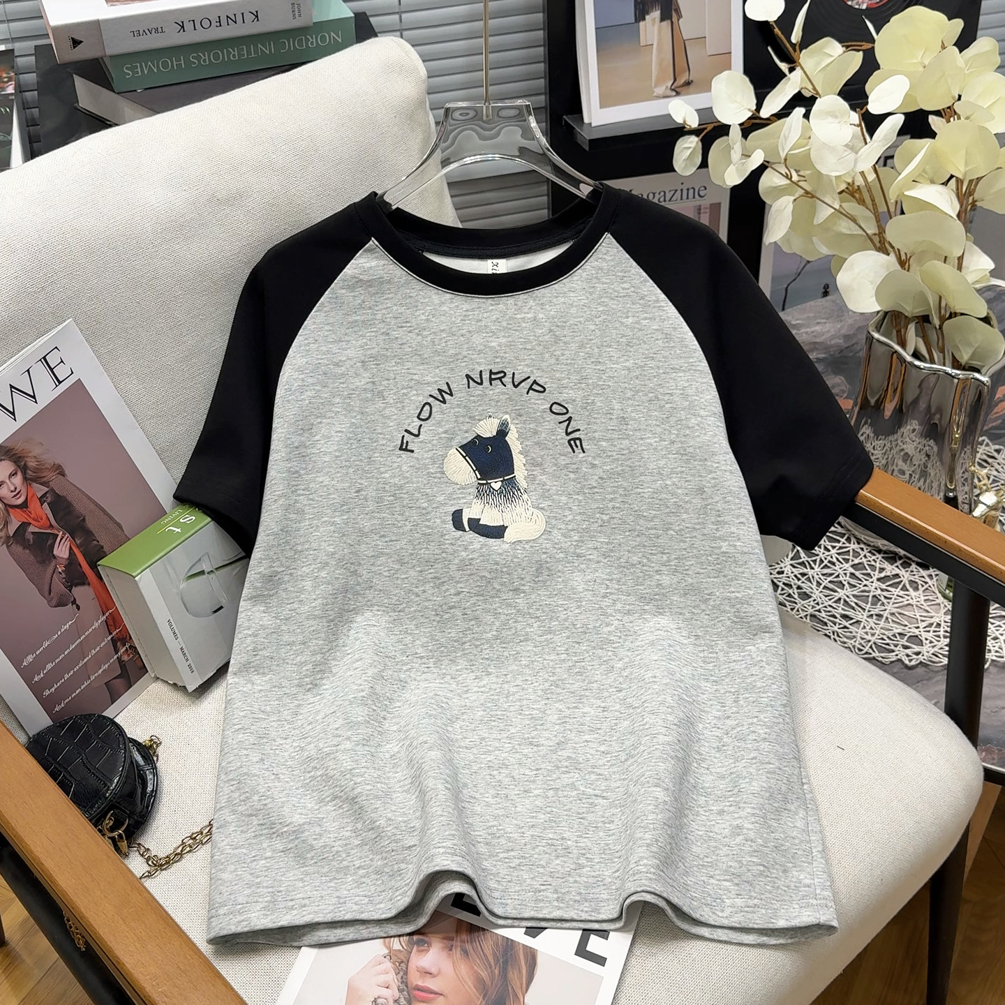 大码女装小马印花插肩袖短袖T恤女夏季宽松大码设计感上衣女200斤