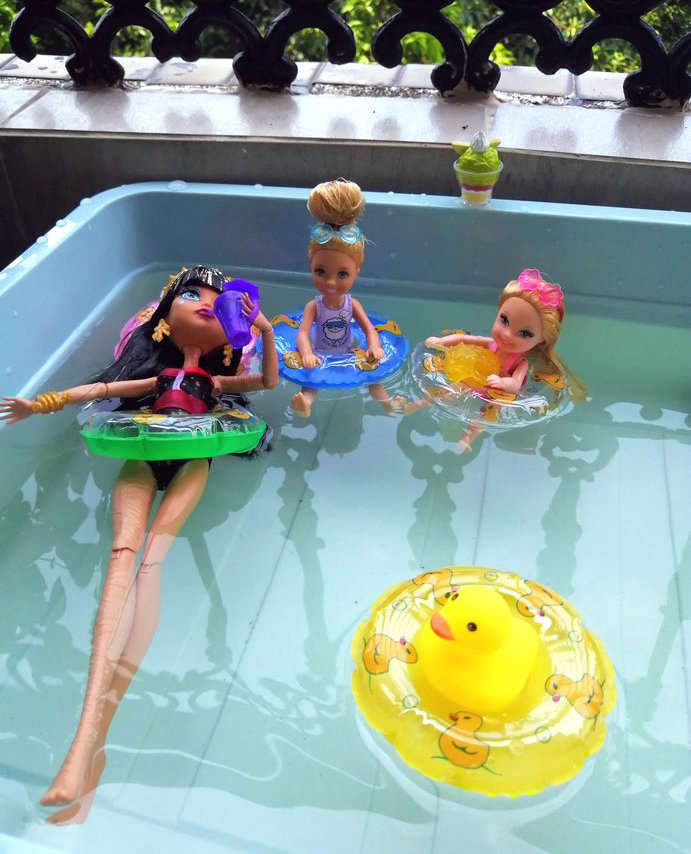 娃娃场景拍摄食玩配件杯海边沙滩充气游泳圈救生圈浮游用品饮料瓶