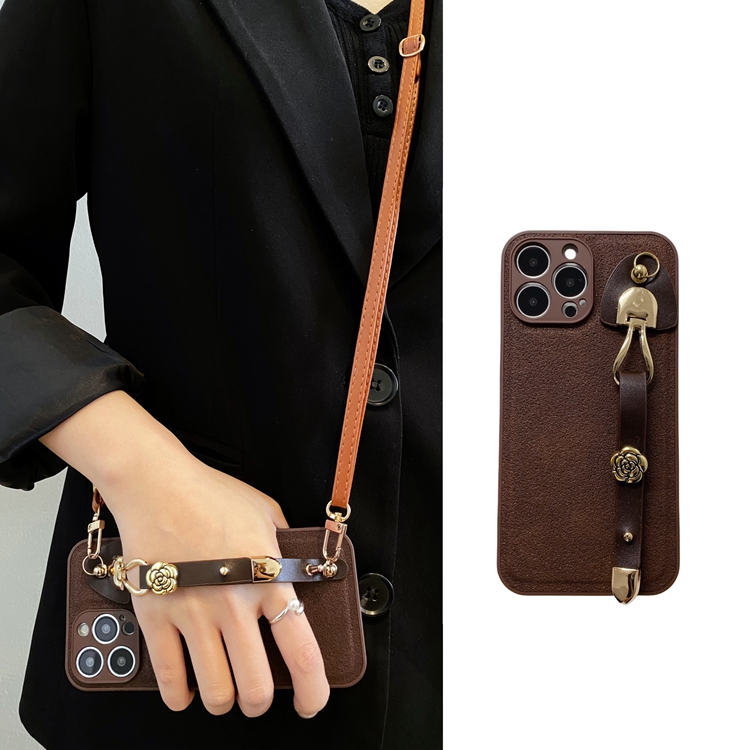 秋冬棕色山茶花皮质手腕带适用iPhone17promax手机壳苹果16可背带15斜挎14挂绳13小众12新11女xsmax/xr软套