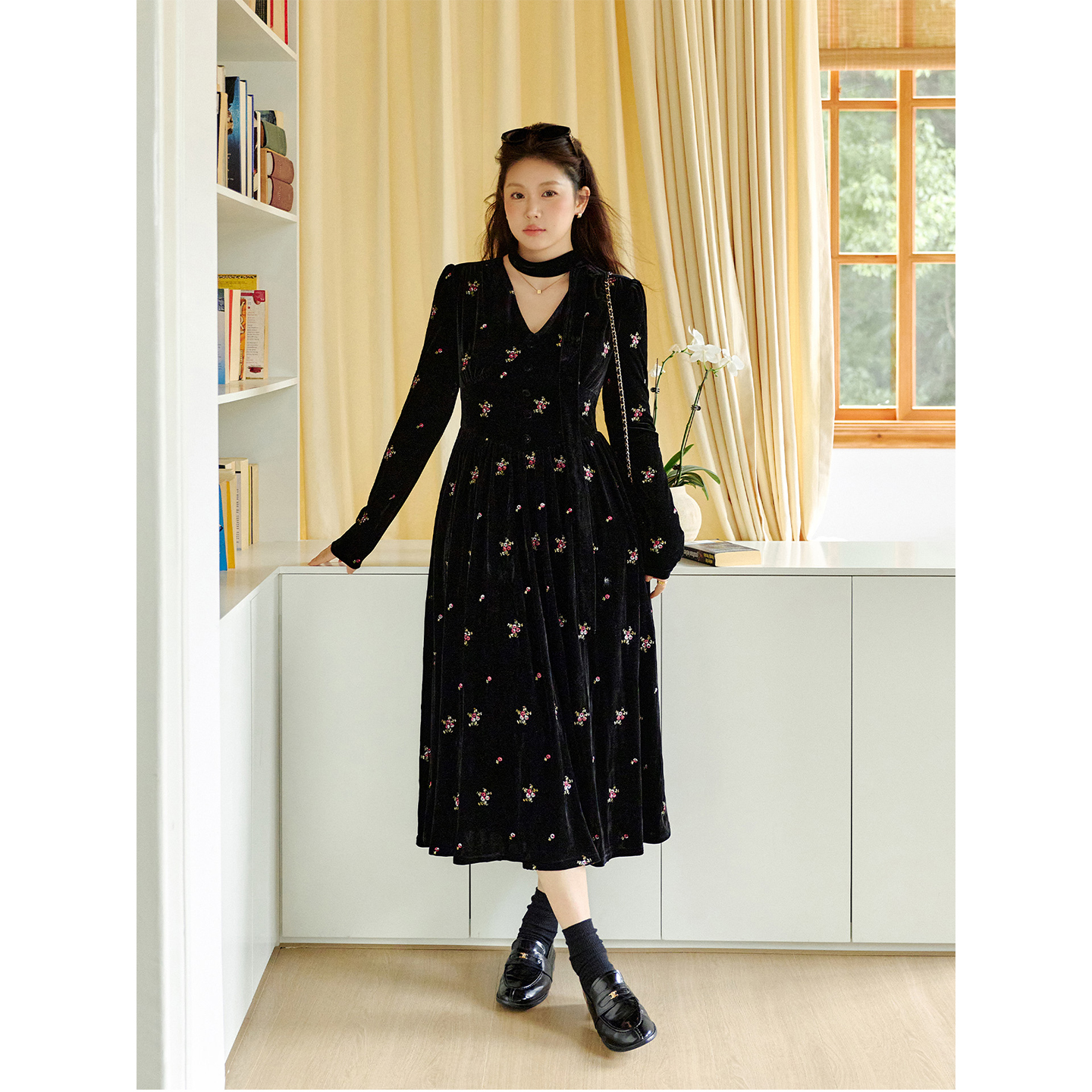 潘不卷[12/8-12/10新品一件85折满2件75折]法式v领丝绒碎花连衣裙