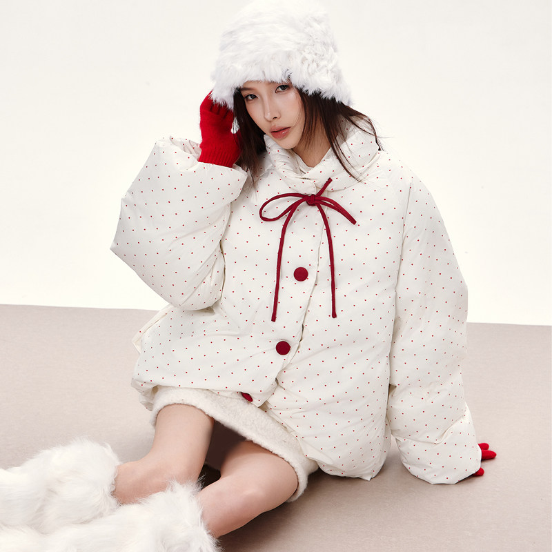 红色波点爱心蝴蝶结系带羽绒服