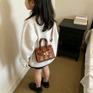秋冬季迷你斜挎小包包女童2026新款儿童棕色手提凯莉包零钱钥匙包
