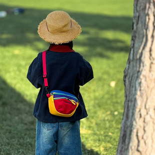 潮酷运动儿童包包2025新款 男女童登山胸包户外斜挎包 多巴胺时尚