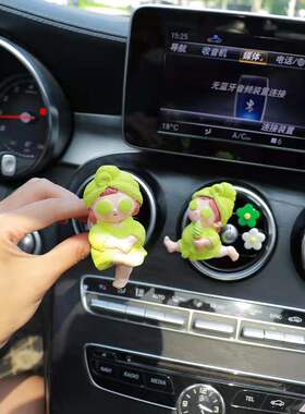 车载香薰空调出风口夹浴巾女孩固体香水车内除味持久淡香装饰摆件