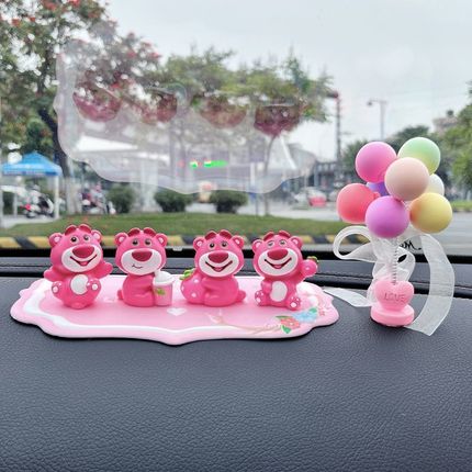 汽车中控台摆件草莓熊可爱卡通创意2023新款车内装饰用品大全女生
