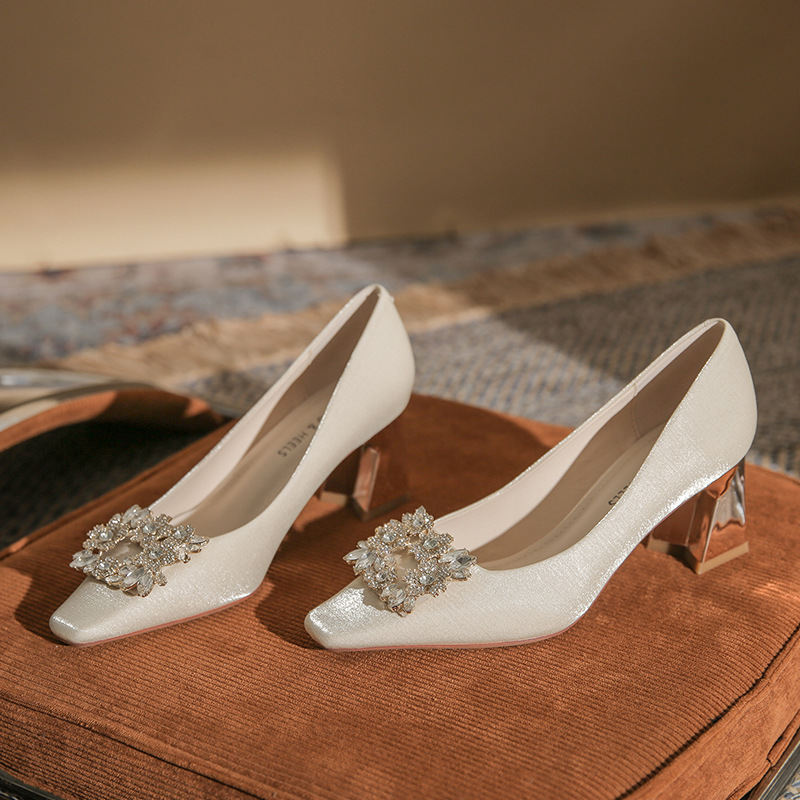 杏色水钻婚鞋方头粗跟高跟鞋女高级感缎面新娘鞋小码单鞋日常可穿