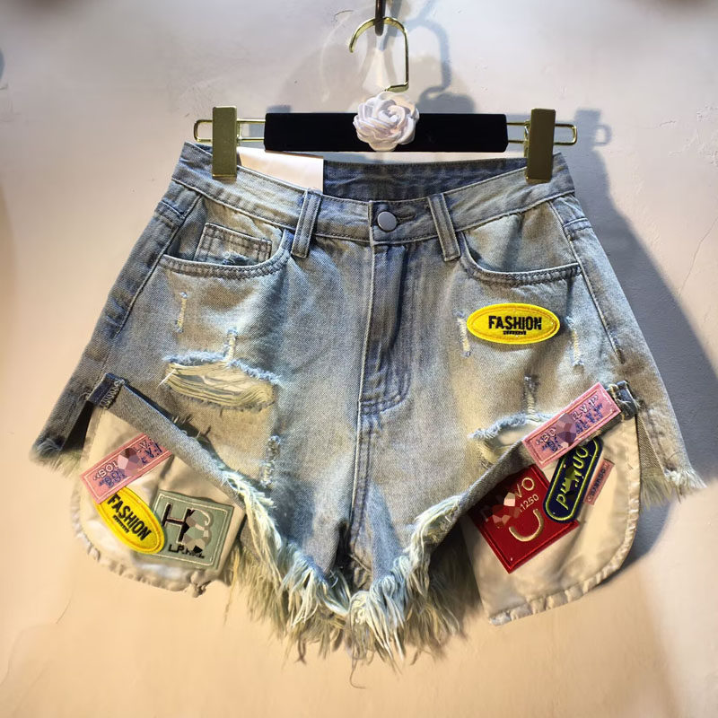 巨好看！春夏新款徽章刺绣字母贴布前短后长口袋破洞毛边牛仔短裤