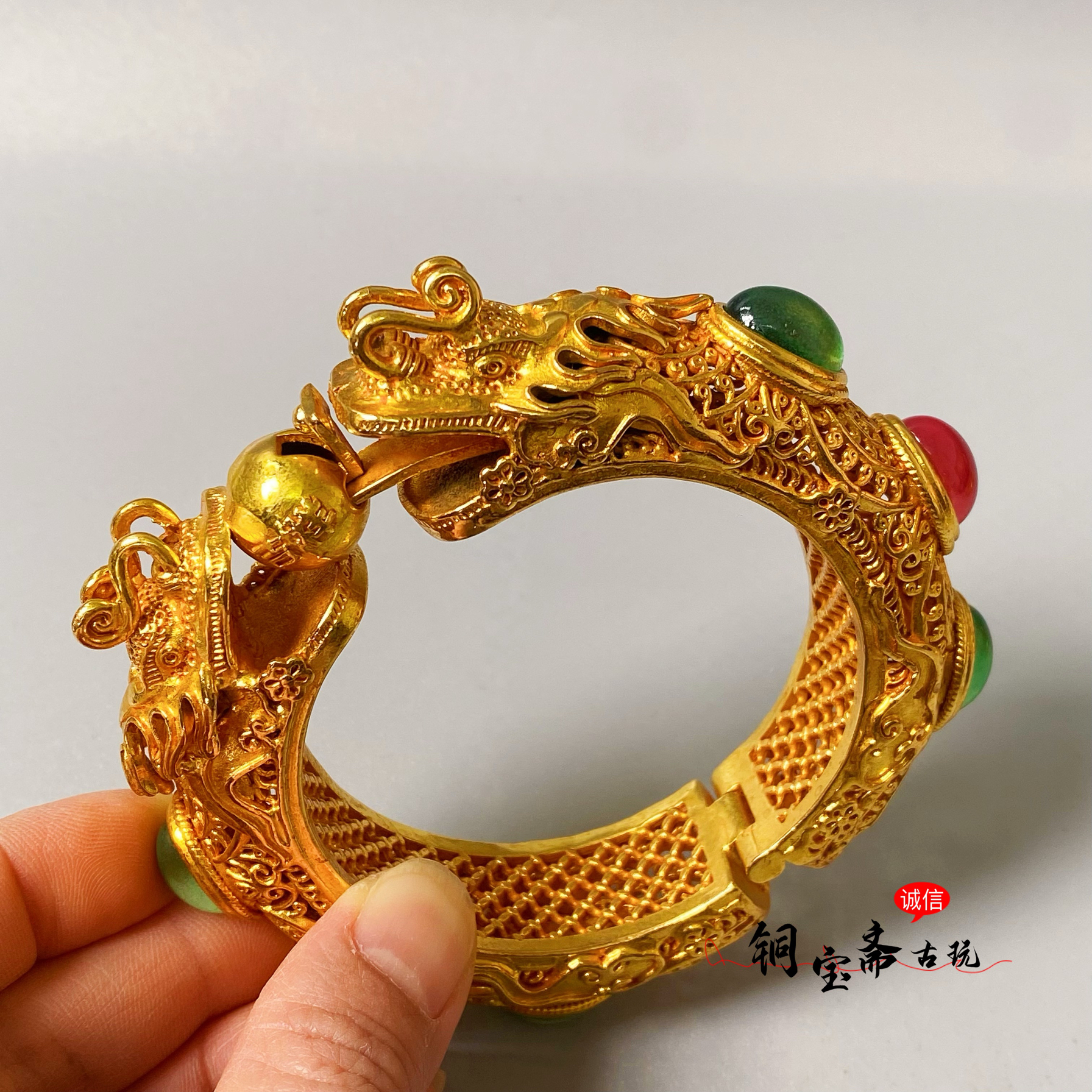 纯黄铜鎏金镂空掐丝双龙头手镯纯手工镶嵌宝石宫廷奢华珍藏品摆件