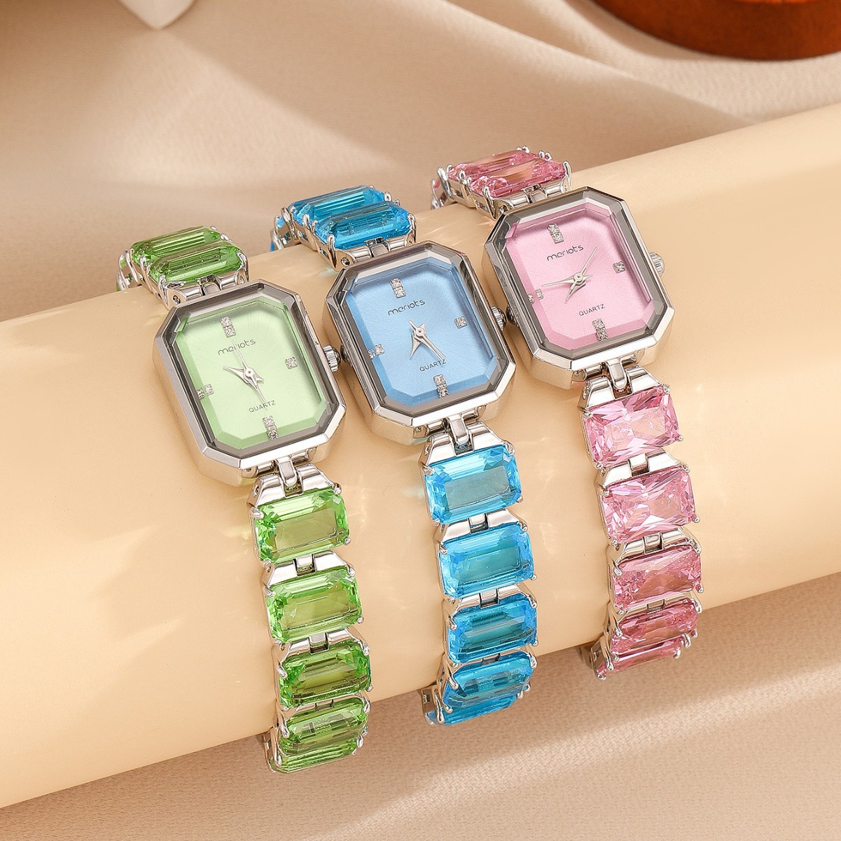 新款时尚镶钻圆形女士手表抽拉自由调节手链表女表石英表批发