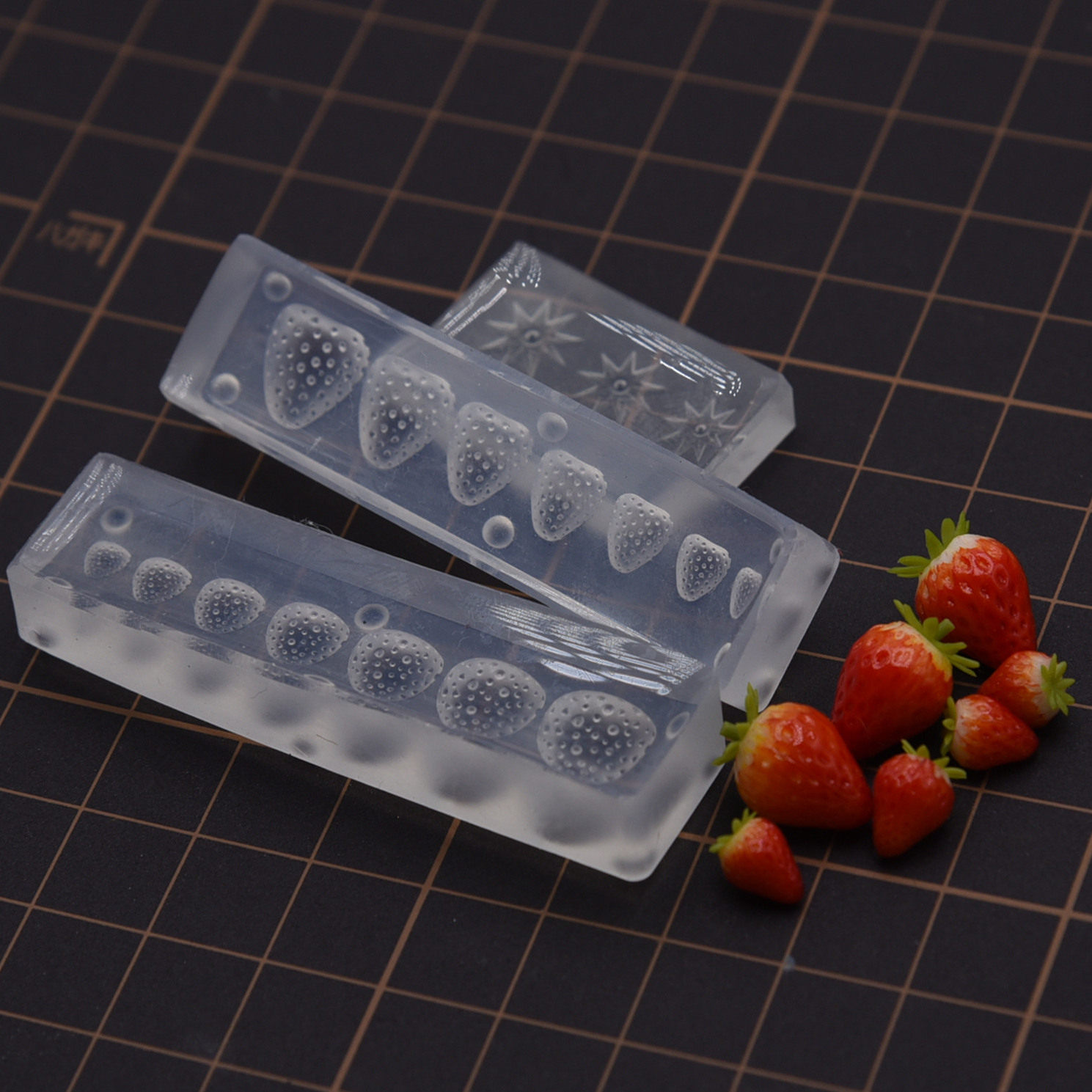 微缩草莓硅胶模具迷你食玩超轻粘土树脂黏土uv滴胶水果小草莓制作
