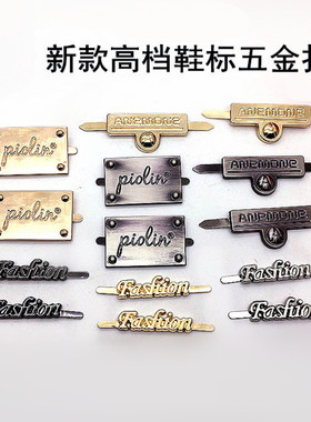 新款高档女靴字母鞋标鞋子