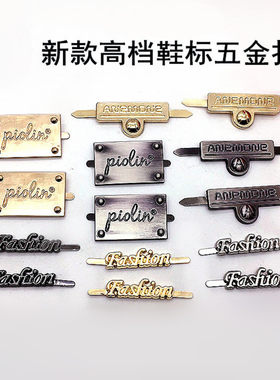 新款高档女靴字母鞋标鞋子