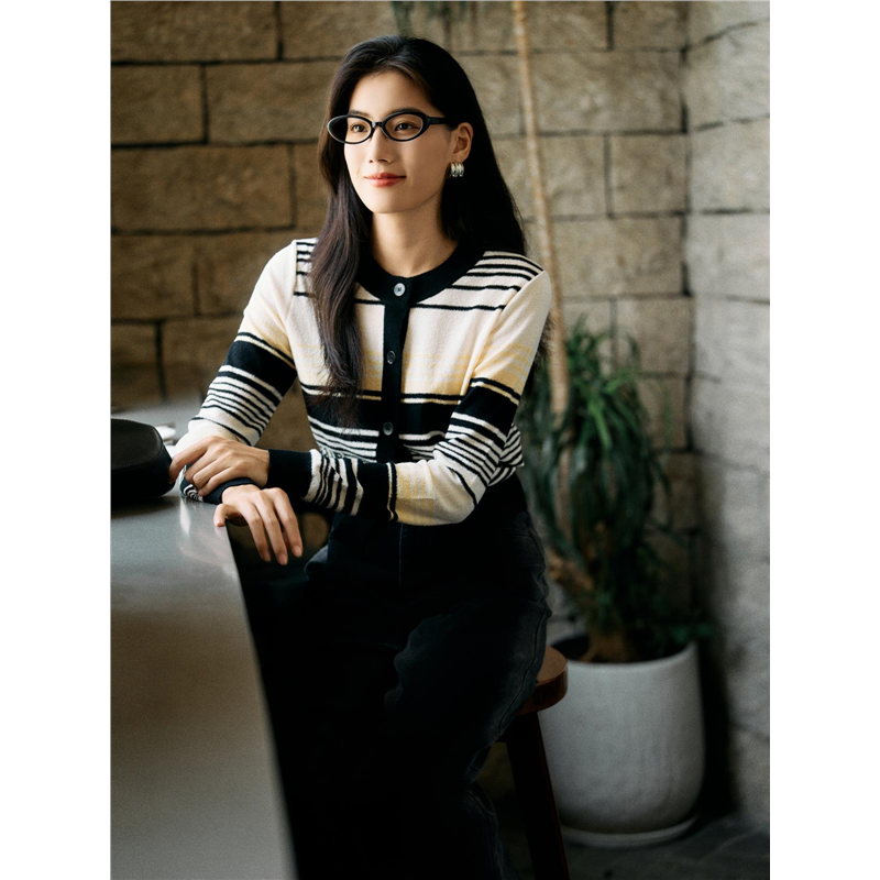 Migaino曼娅奴女装2024年秋季新款圆领条纹软糯针织开衫MO32JK209