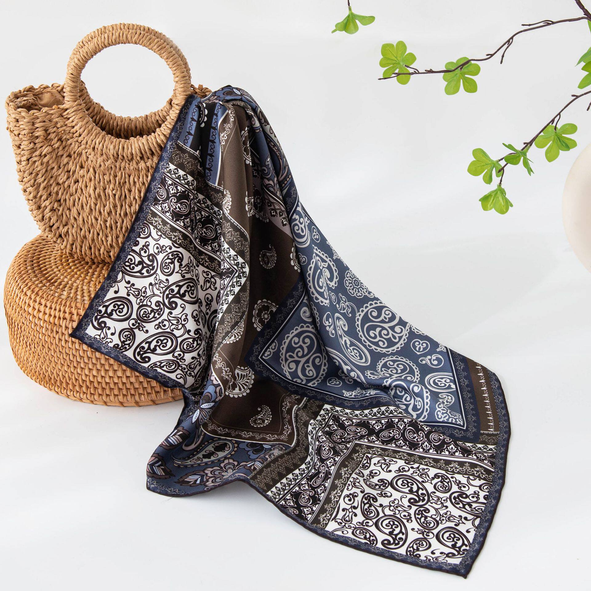 复古真丝丝巾礼盒桑蚕丝围巾女新款欧美风百搭斜纹小方巾披肩