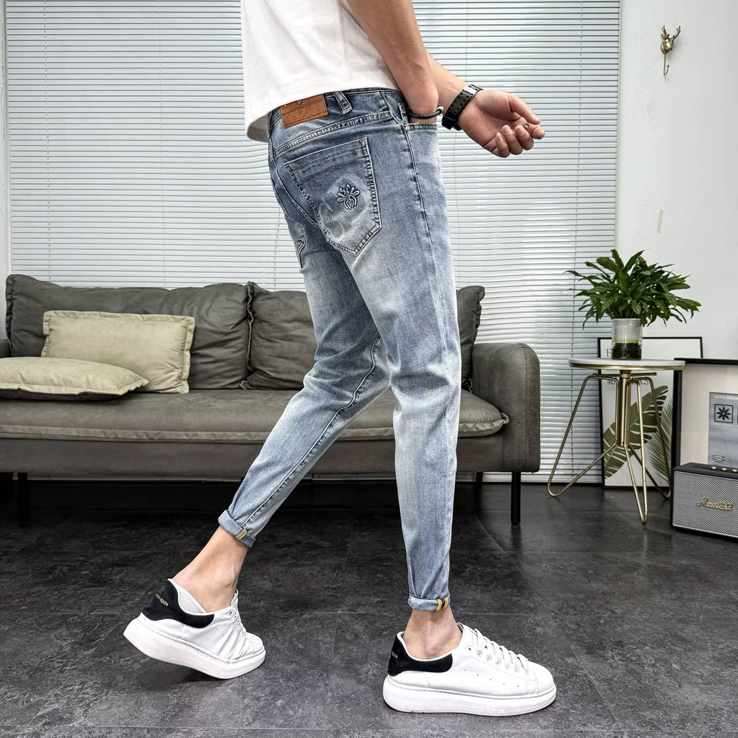 2026年夏季新款修身牛仔裤男浅蓝色百搭小脚裤韩版潮流薄款九分裤