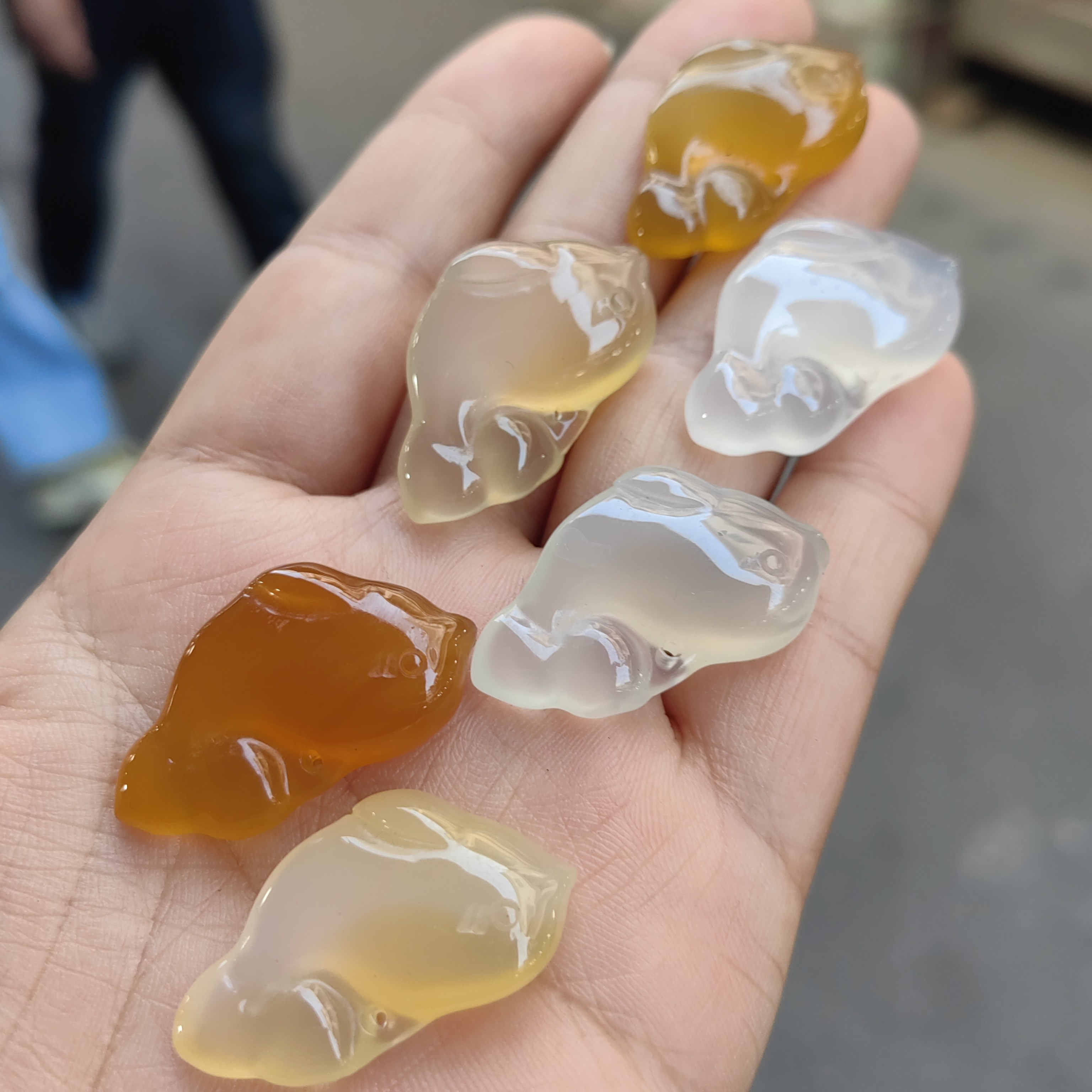 精致白玛瑙海豚吊坠玉石可爱动物造型项坠随身佩戴简约创意饰品