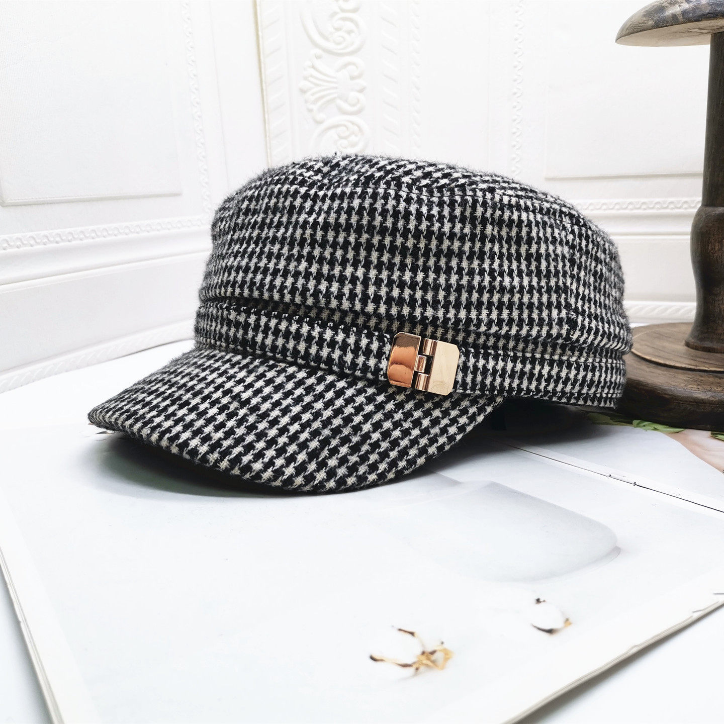 2025年秋冬款毛呢女生均码尺寸户外保暖短檐休闲封口千鸟格平顶帽