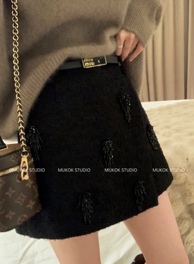 2026秋冬新款毛呢半身裙女高腰显瘦黑色钉珠短裙小众包臀裙