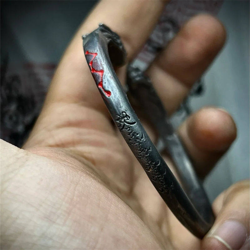 手工錾刻青年道法龙镯传统文化