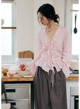 BLUEerror 绑带花边v领粉色长袖衬衫女法式慵懒开衫短款上衣秋季