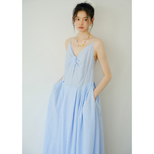 裙子夏季 BLUEerror 条纹泡泡纱v领扭结吊带连衣裙女收腰蓝色长款