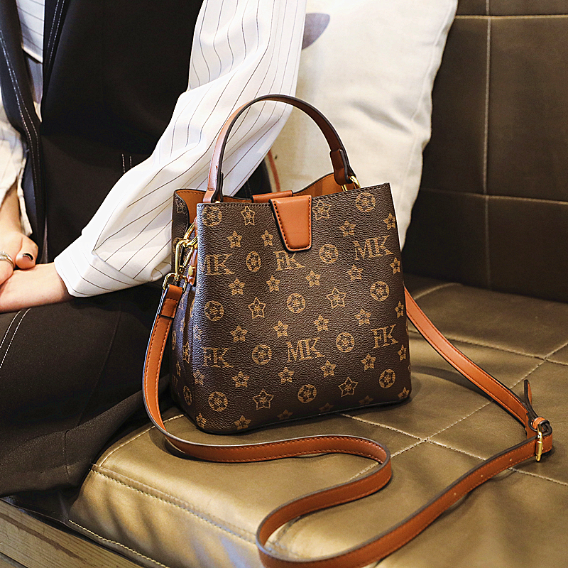 真皮手提水桶包高级感单肩斜跨包