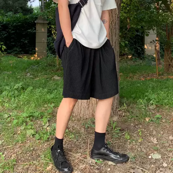 Japanese Issey Miyake Style Pleated Shorts Jf148 with Drapey Feel, High Street Loose Straight Casual Five-Point Pants for Men, Trendy