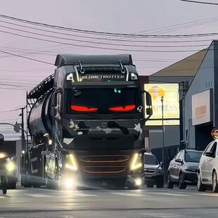 恶魔之眼汽车LED眨眼车灯挂车玻璃柔性全彩智能显示屏