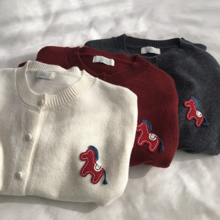 本命战马 红色刺绣贴布圆领包扣针织衫女26新款开衫外套上衣