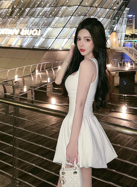 法式小香风穿搭白色吊带连衣裙女夏季新款修身显瘦又甜又辣a字裙