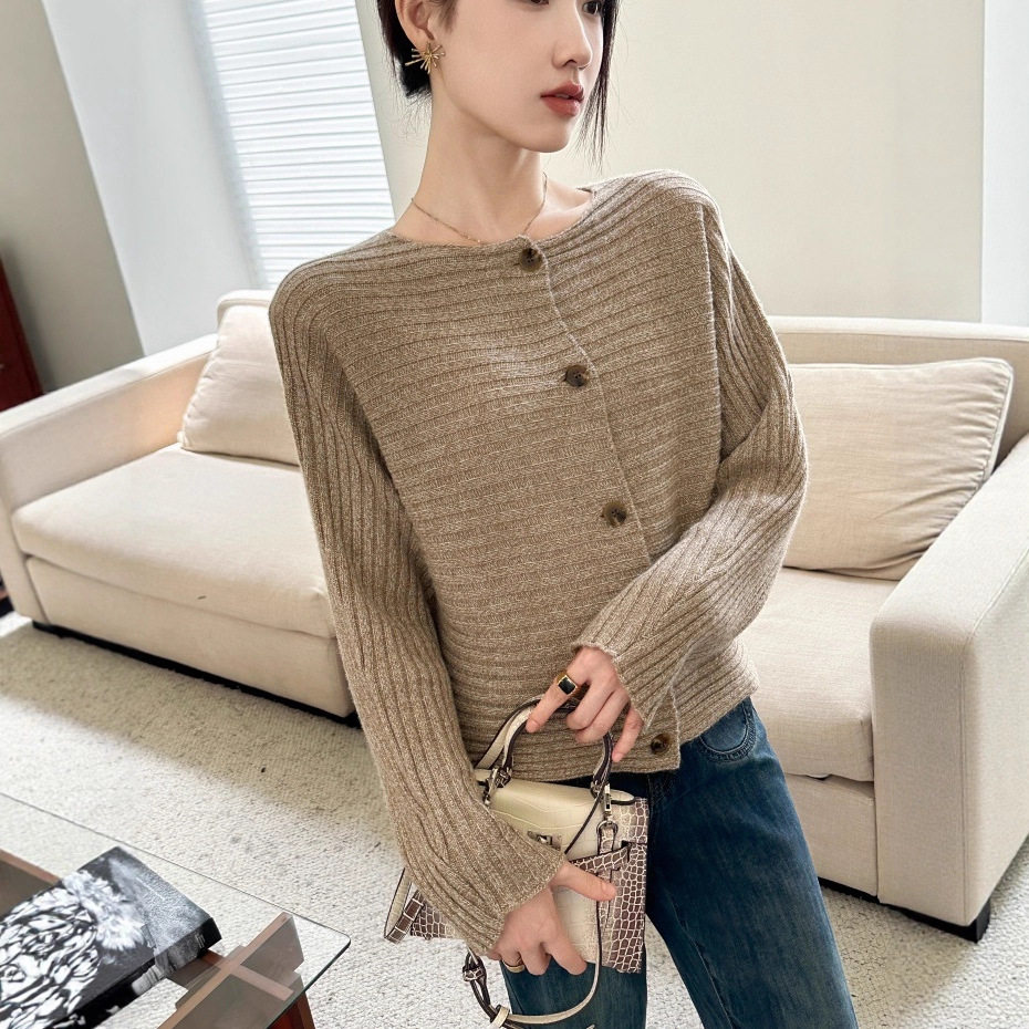 2025初冬新款圆领蝙蝠袖宽松针织开衫女士百搭慵懒风外穿毛衣外套