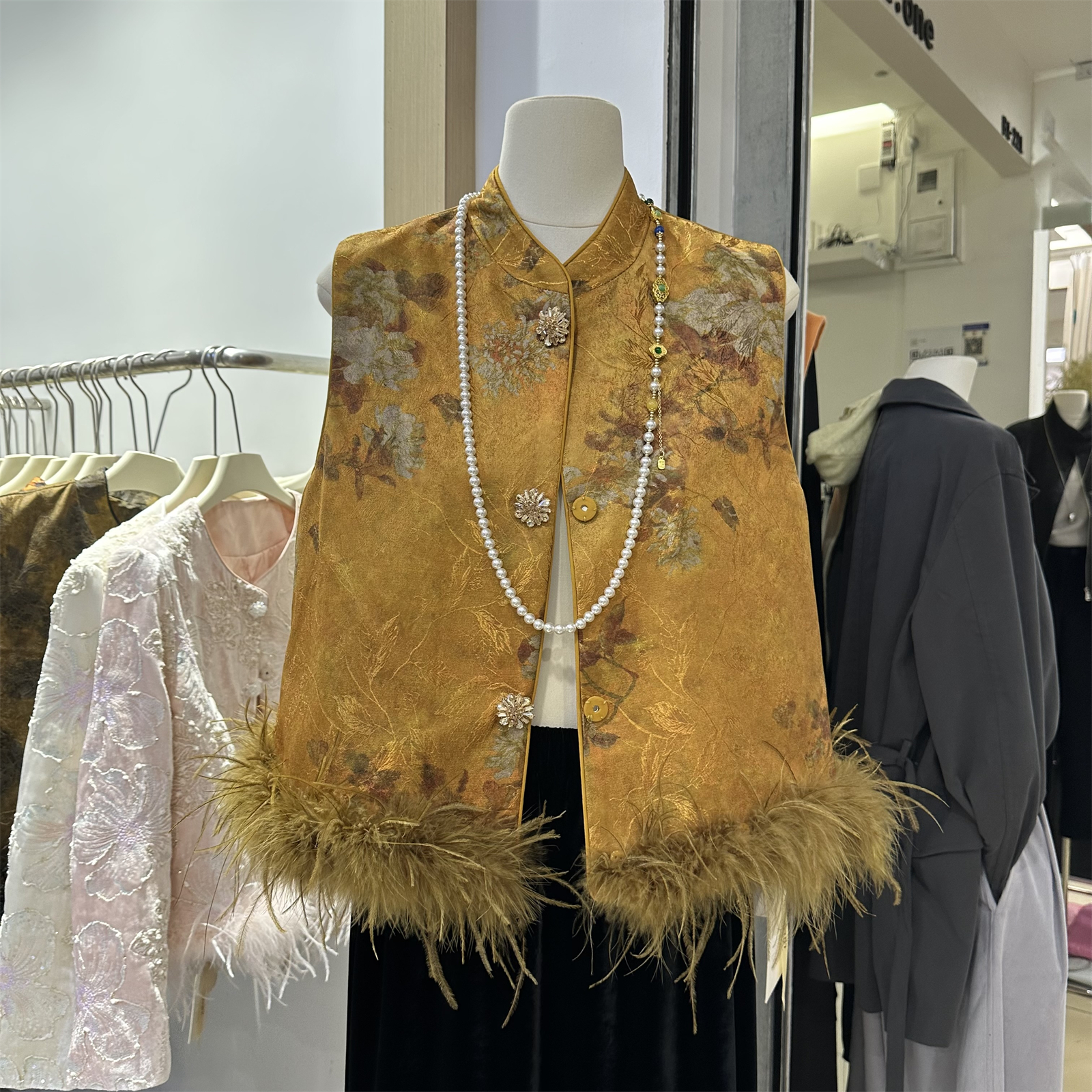 2025秋季新款提花棉马夹新中式国风立领夹棉马甲女鸵鸟毛坎肩背心