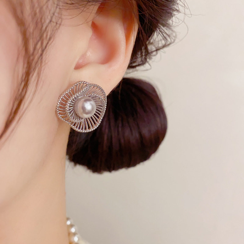 2026个性夸张金属镂空珍珠花瓣耳