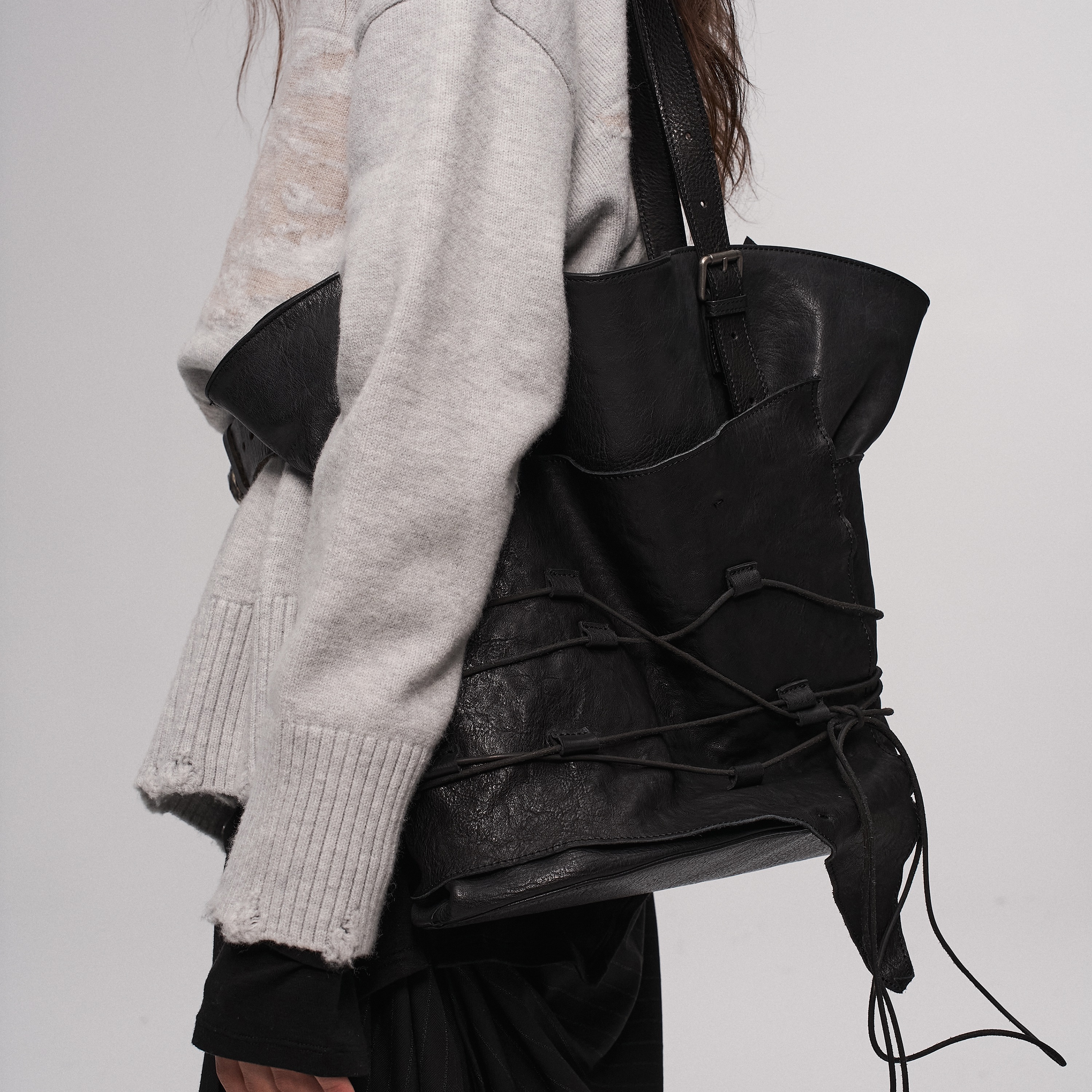 「 凌鸦ILNya 」差池_黑 捆绳托特包 水洗马革皮皮包单肩包