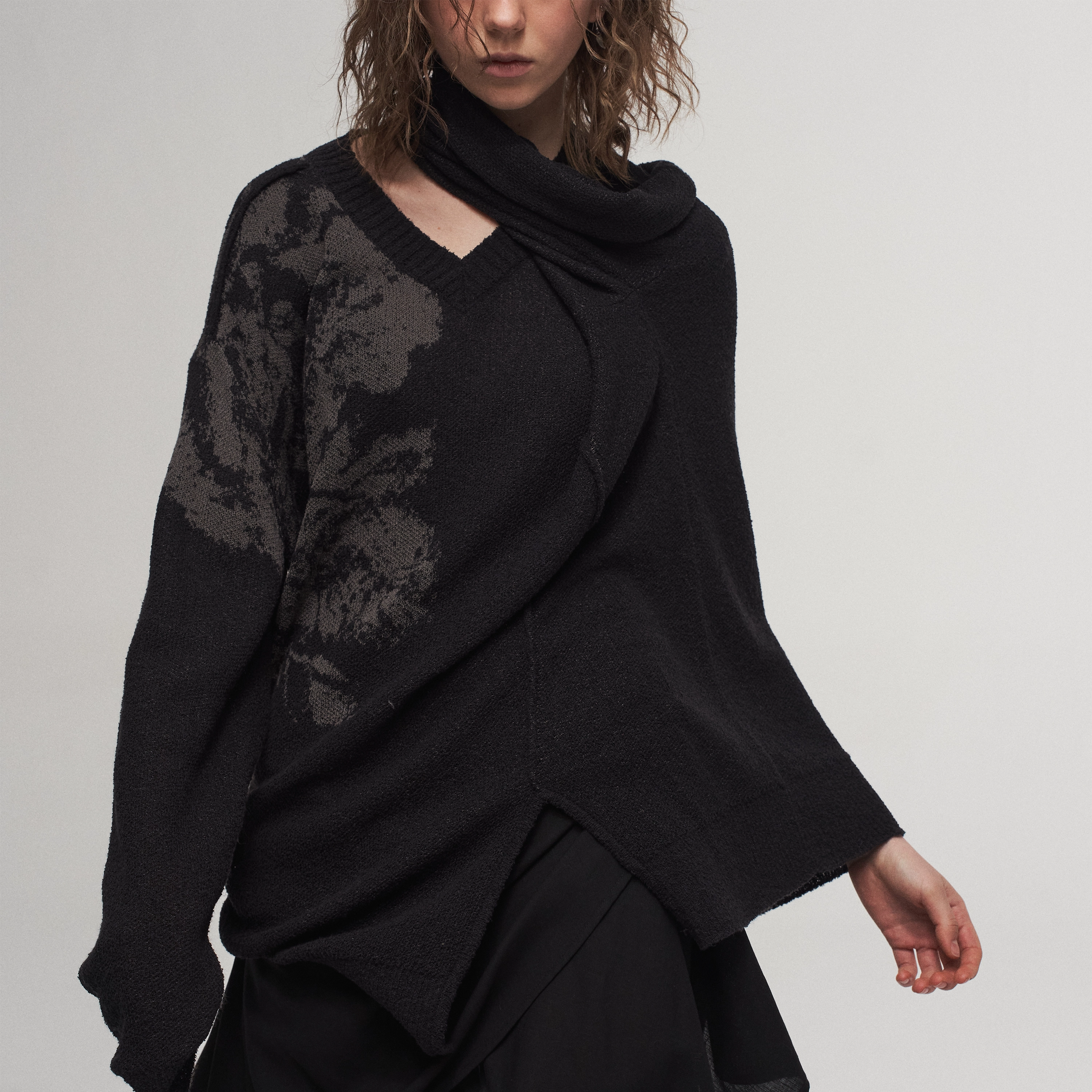 「 凌鸦ILNya 」差池_黑 疏密提花针织套头衫 V领秋季保暖针织衫