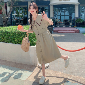 卡其色文艺娃娃领连衣裙女2025新款法式减龄学院风宽松收腰衬衫裙图片