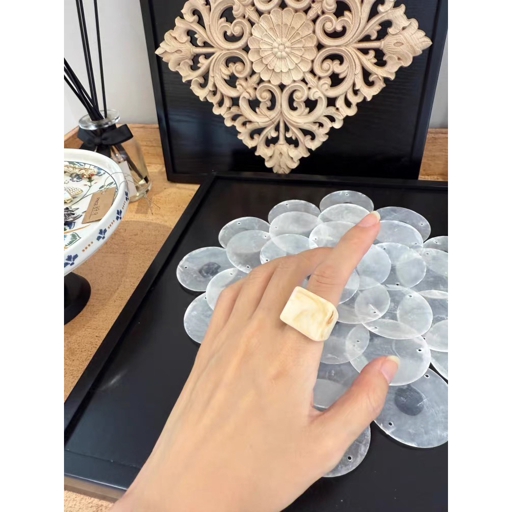 劳丽诗-复古简约ins风树脂方形戒指(配盒子)