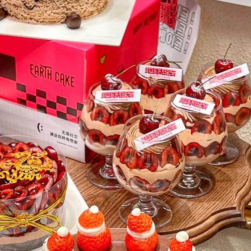 圣诞网红2025跨年蛋糕透明红酒杯碰杯高脚杯红色草莓蛋糕碰碰杯