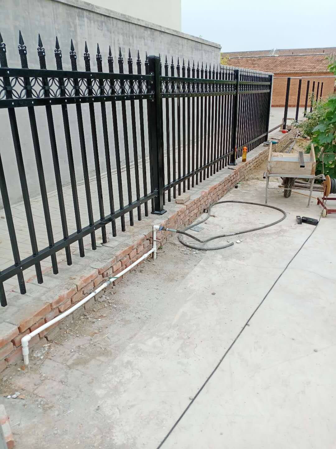 别墅铁艺镀锌花园可庭院栏杆围墙厂区家厂定制锌钢护栏栅栏围栏热