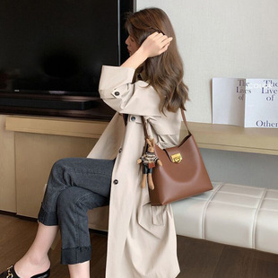 真皮轻奢包包2025年通勤高级单肩女包水桶包单肩斜跨包包 女士时尚