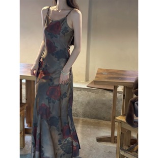 橘里CHIU 干枯玫瑰肌理提花中古感缎面吊带鱼尾连衣裙女 花染拓花