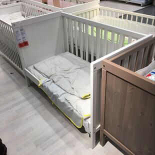 IKEA/宜家 桑维 婴儿床宝宝床架木质床一侧围栏可拆卸60x120厘米