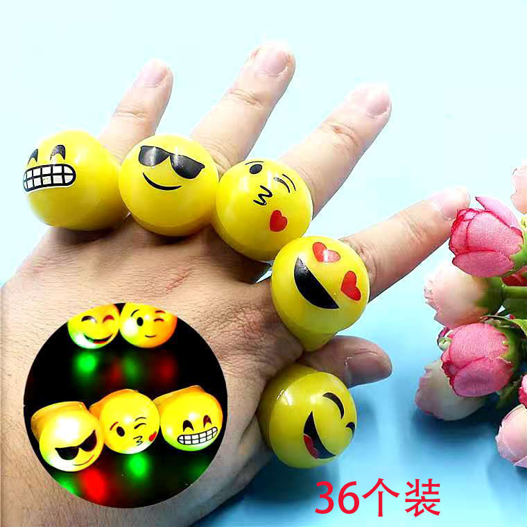 笑脸表情闪光戒指儿童发光小玩具手环地摊七彩微商小礼品货源包邮