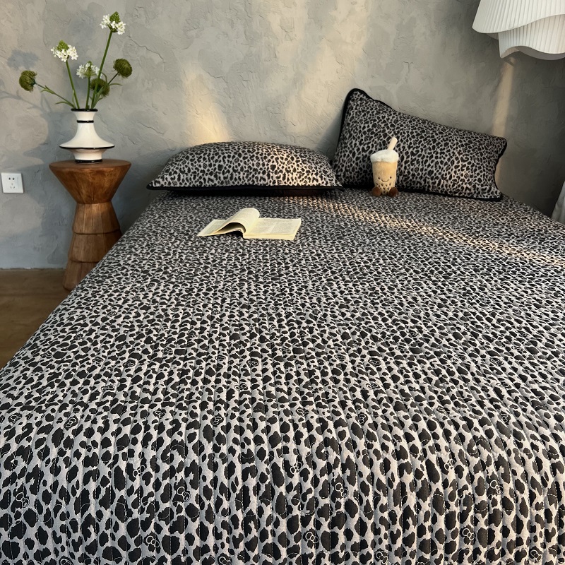 北欧风豹纹床盖三件套夹棉床单防滑榻榻米炕盖可水洗双人四季通用
