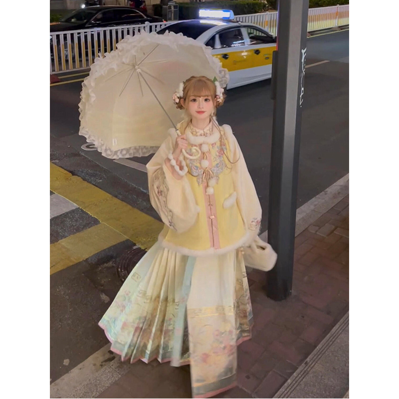 明制立领琵琶袖对襟袄加绒比甲织金马面裙汉服女套装汉洋折衷冬季