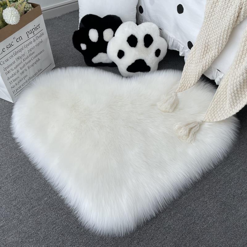 仿羊毛心形地毯地垫可爱长毛绒床边毯客厅装饰坐垫少女拍照白色
